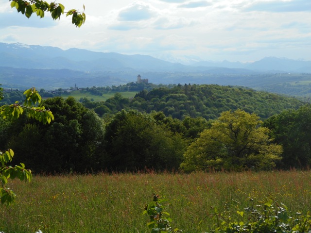 vue du chateau de Mauvezin chaîne des pyrénees